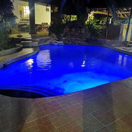 Parrot Lodge Булавайо Екстериор снимка