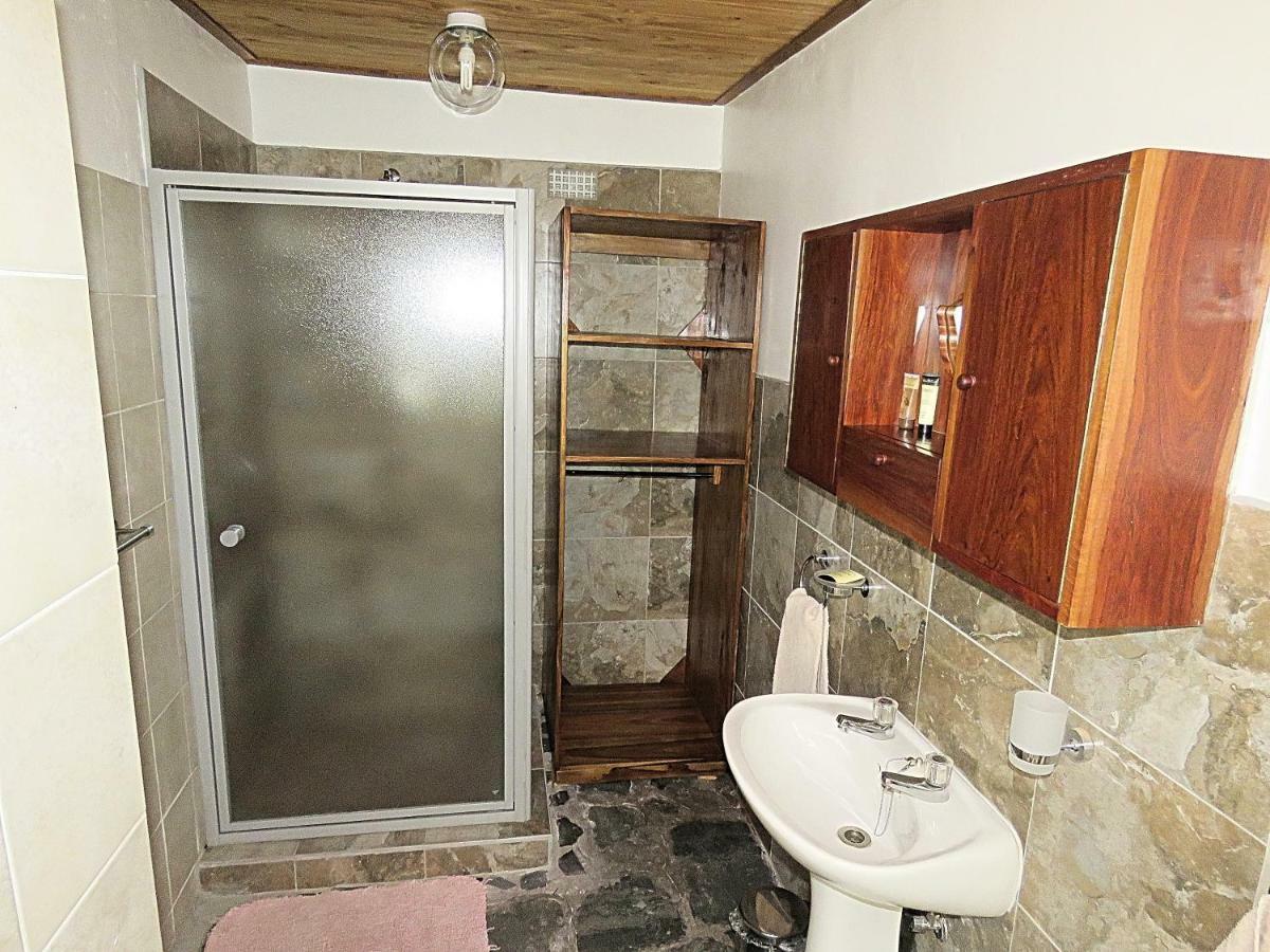 Parrot Lodge Булавайо Екстериор снимка