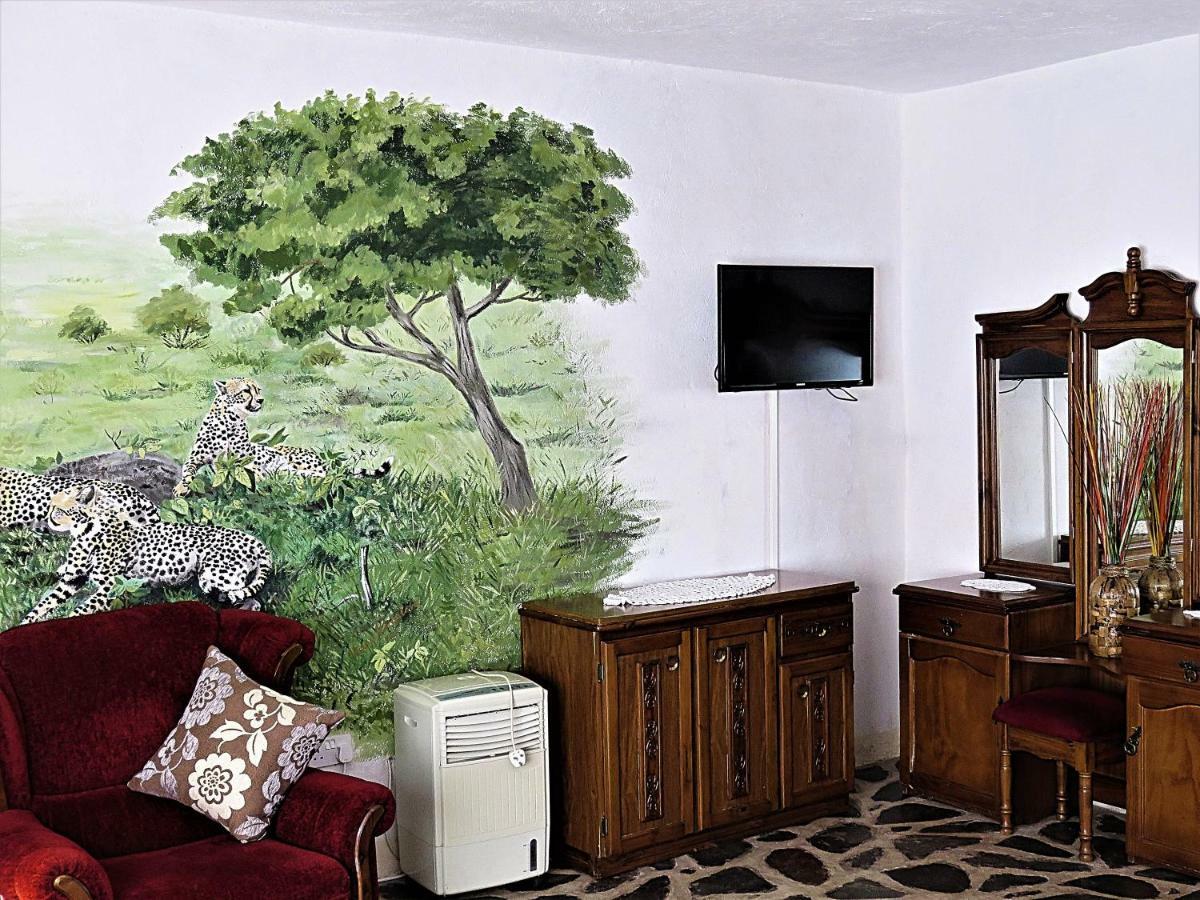 Parrot Lodge Булавайо Екстериор снимка