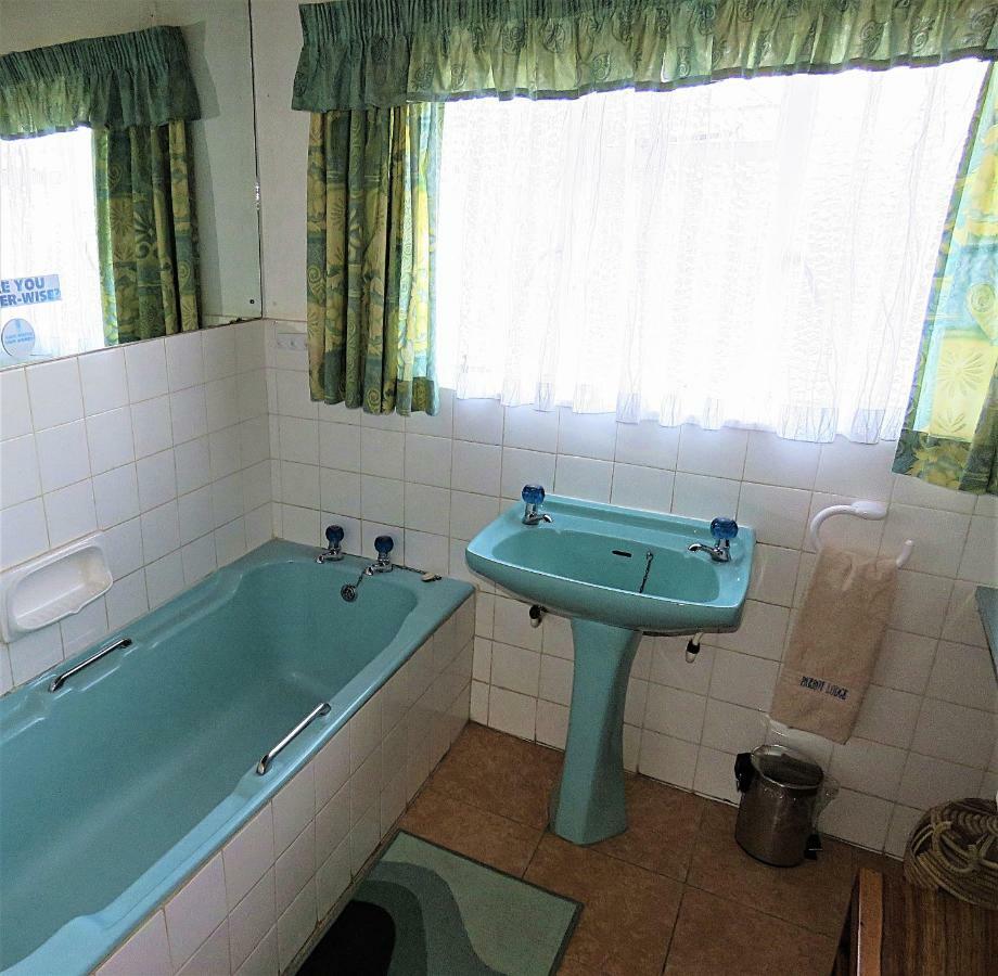 Parrot Lodge Булавайо Екстериор снимка