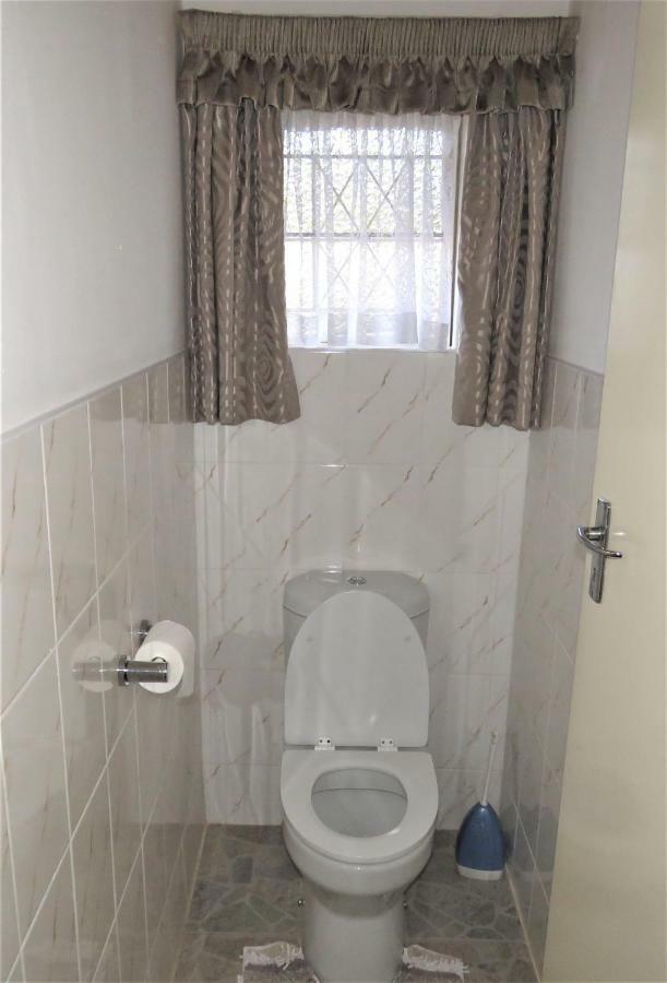 Parrot Lodge Булавайо Екстериор снимка
