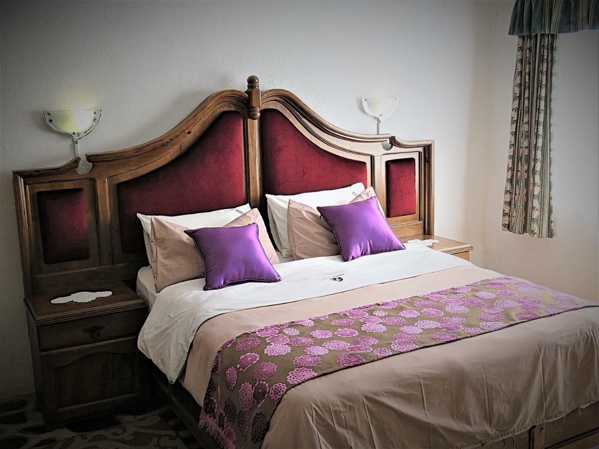Parrot Lodge Булавайо Екстериор снимка